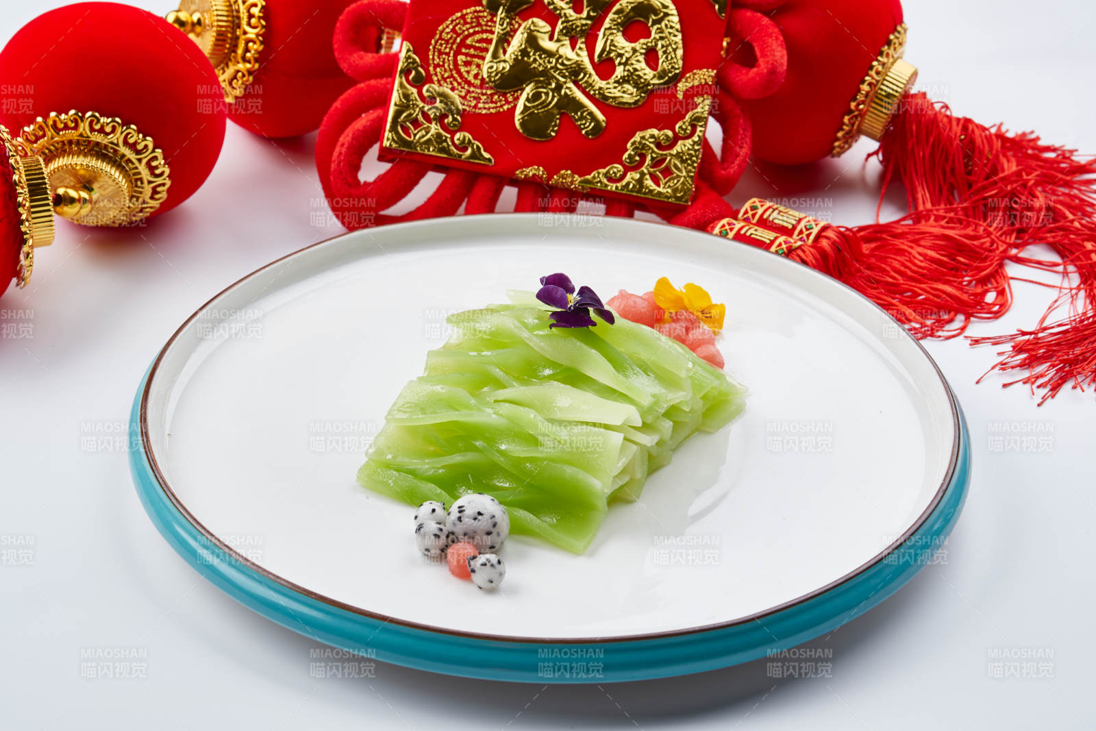 白色瓷盘装的的凉拌青莴笋图片