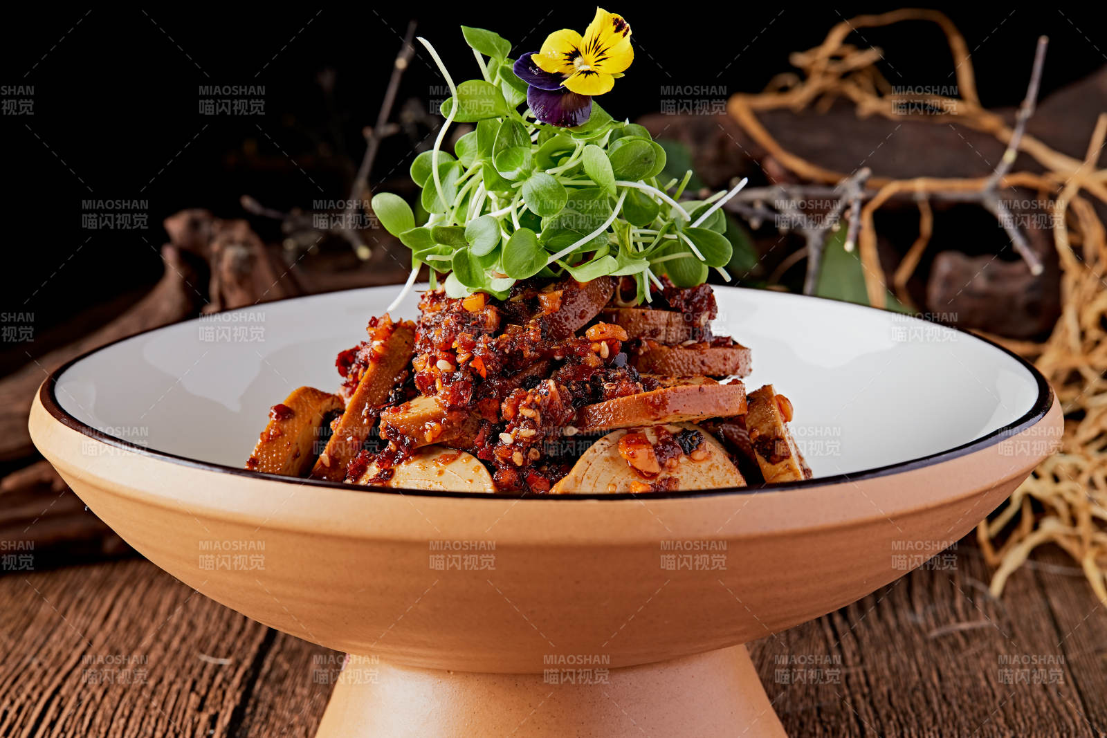 豆苗辣酱熏豆皮卷图片