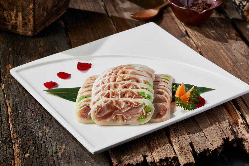 白色瓷盘装的秘制猪耳大鱿鱼卷图片