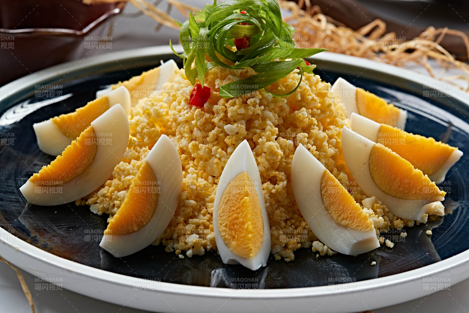 鸡蛋碎配水煮蛋图片