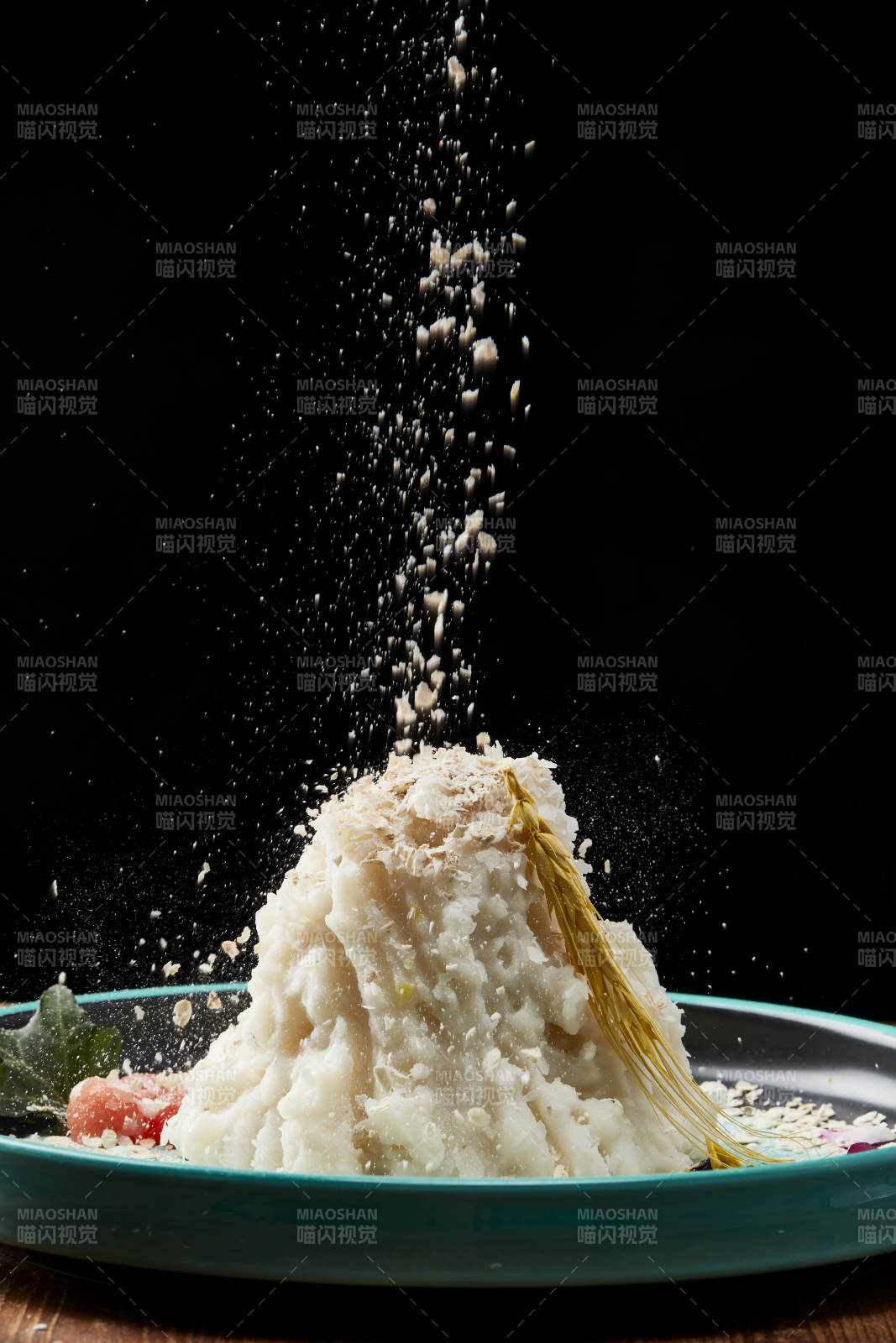 传统健康美食营养土豆泥配薯片图片