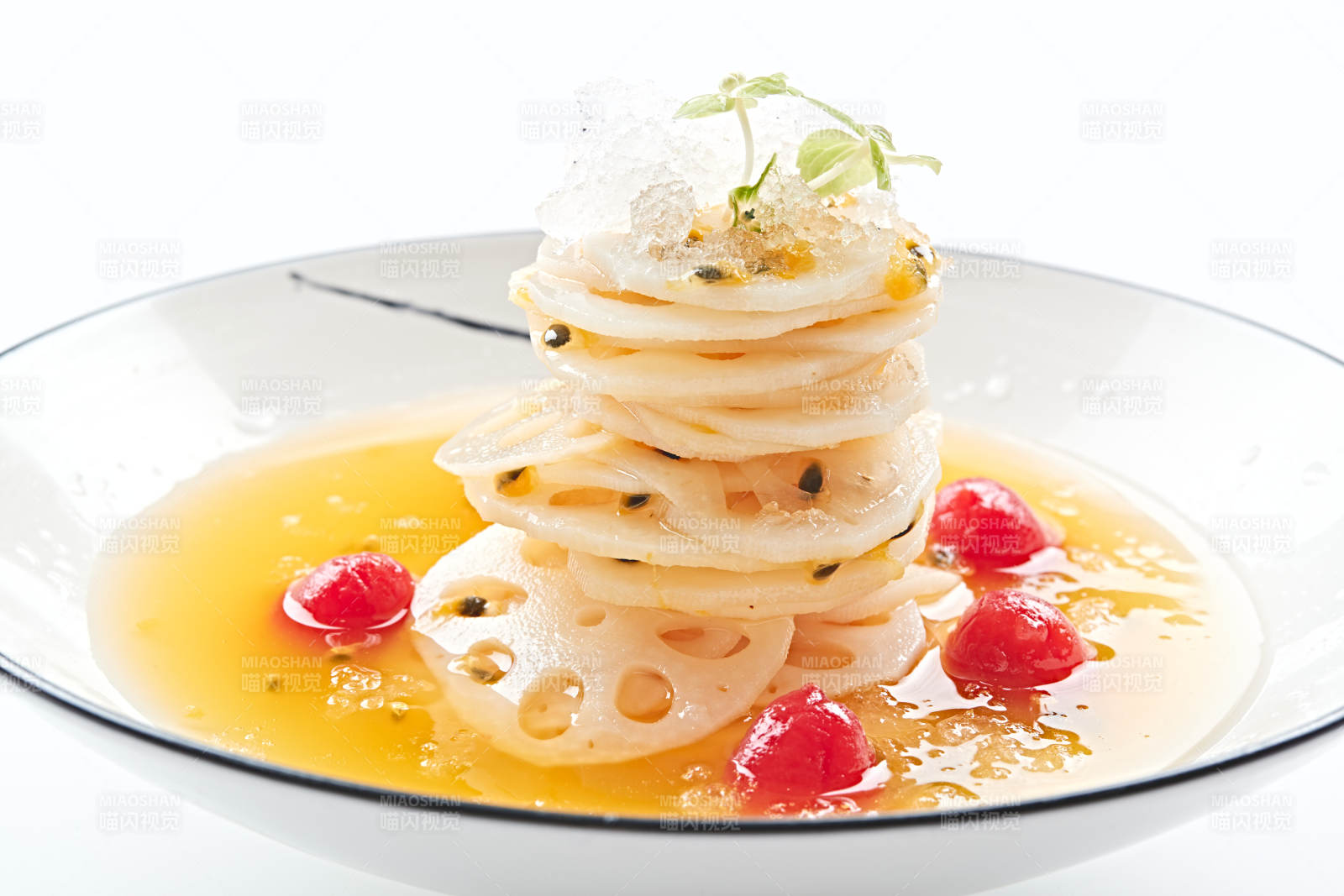 精美餐具装的凉拌豆皮小黄豆图片