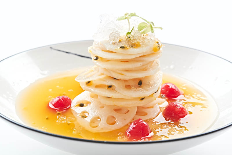 精美餐具装的凉拌豆皮小黄豆图片