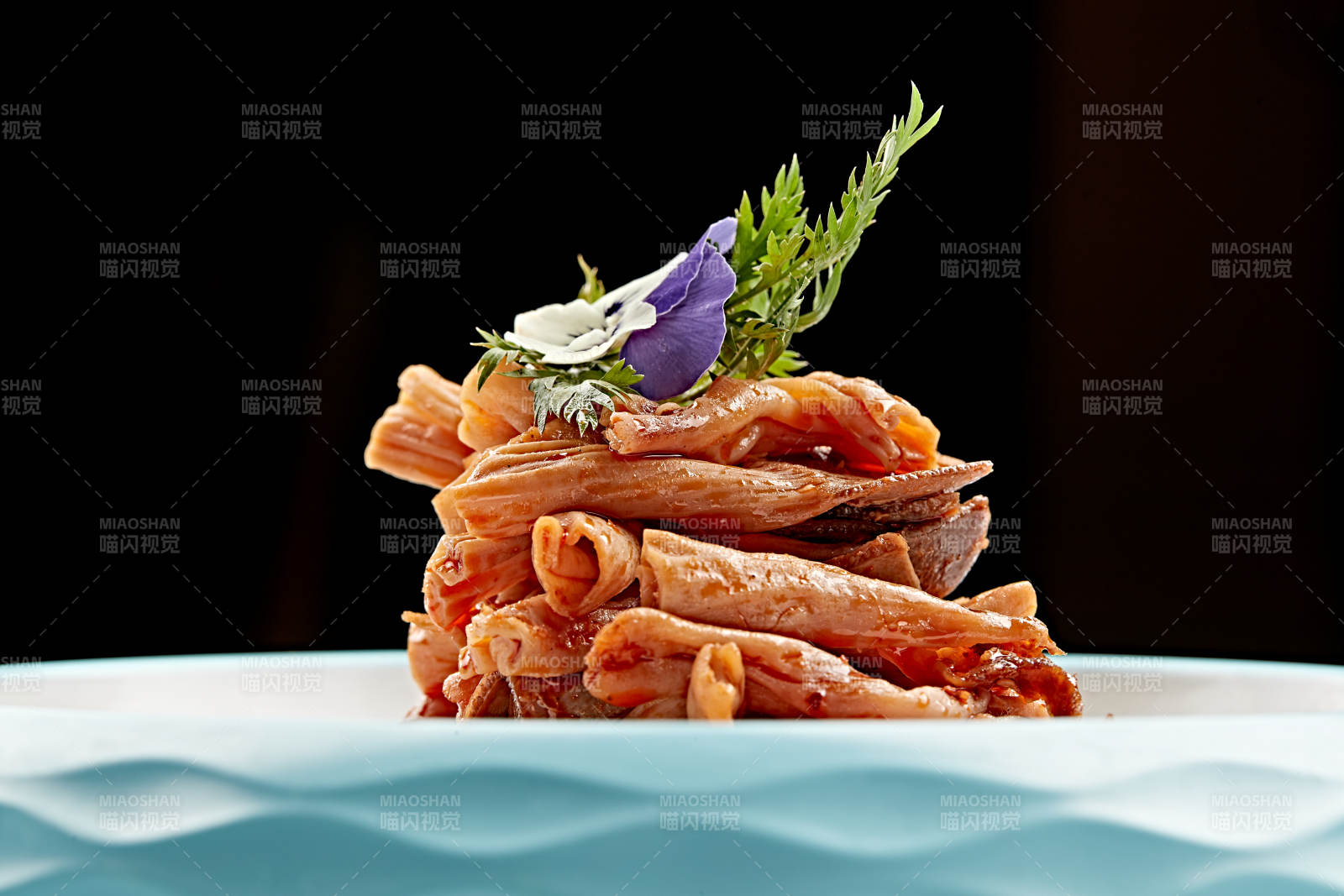 精美餐具装的香辣鸭板肠图片