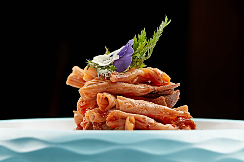 精美餐具装的香辣鸭板肠图片