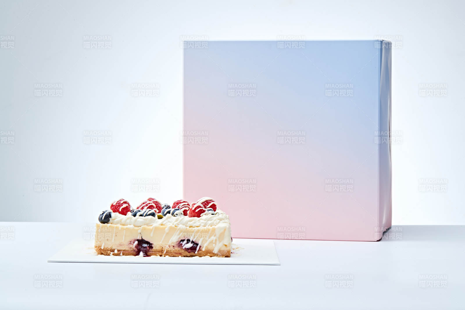 蓝莓树莓鲜奶慕斯蛋糕图片