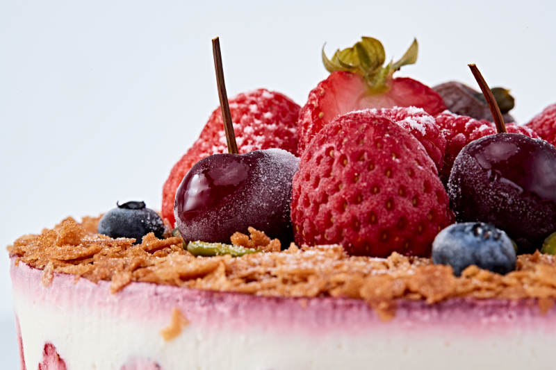 鲜水果点缀的鲜奶慕斯草莓烤坚果生日蛋糕图片