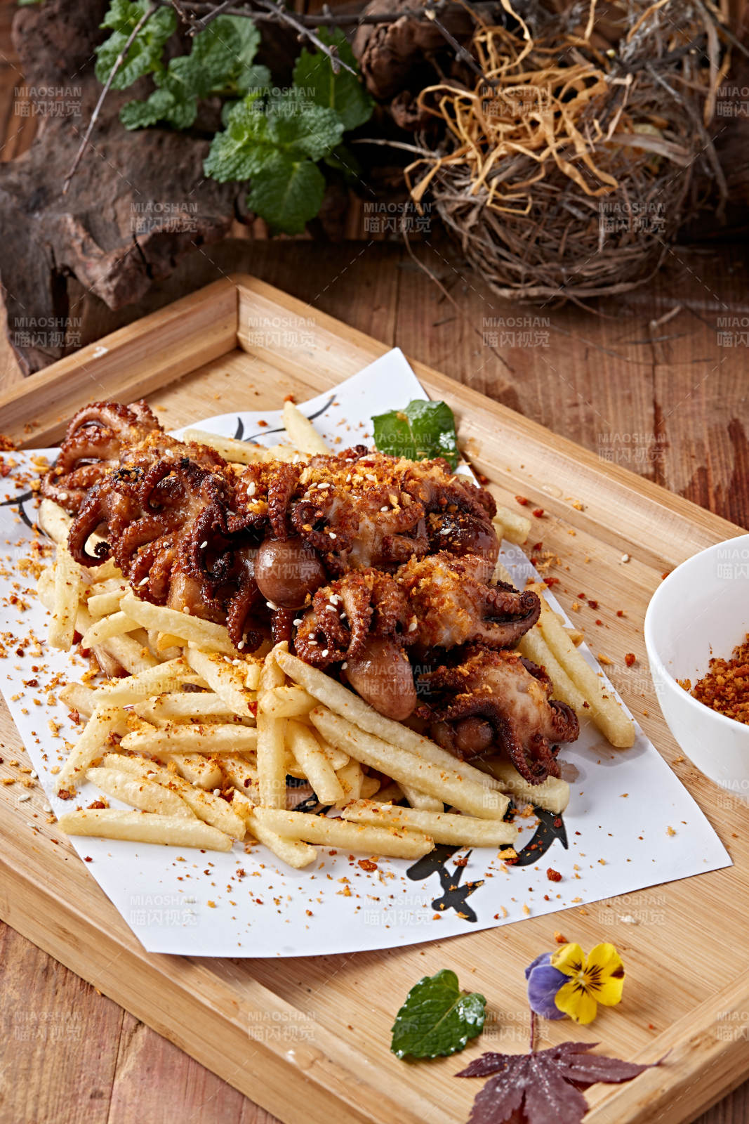 炸薯条配酱爆小八爪图片