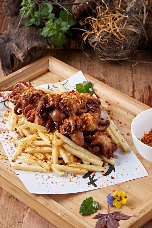 炸薯条配酱爆小八爪图片