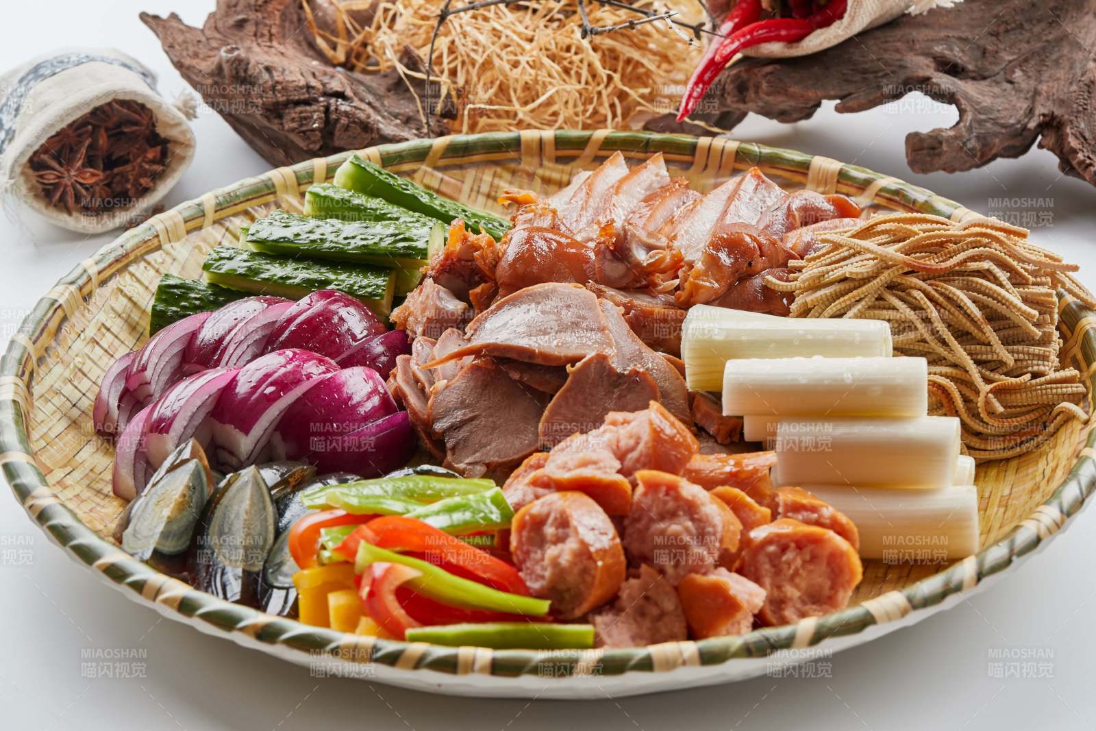 竹制笸箩装的农家大丰收图片