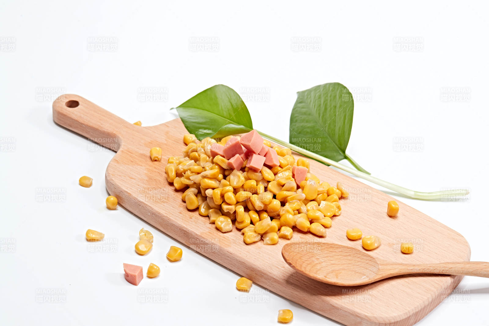 白色背景上的甜玉米粒图片