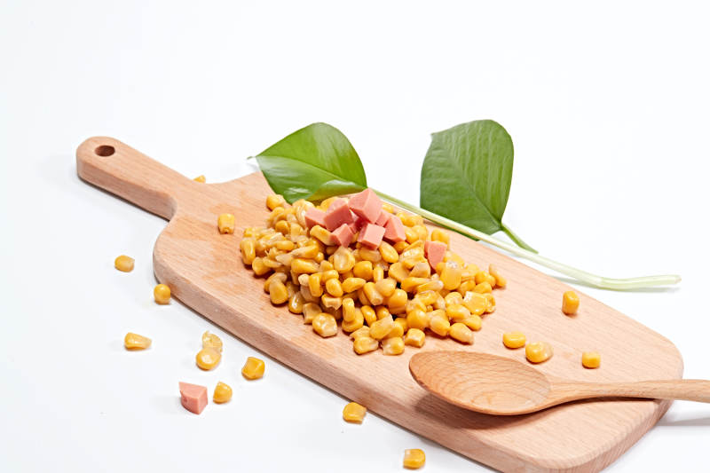 白色背景上的甜玉米粒图片