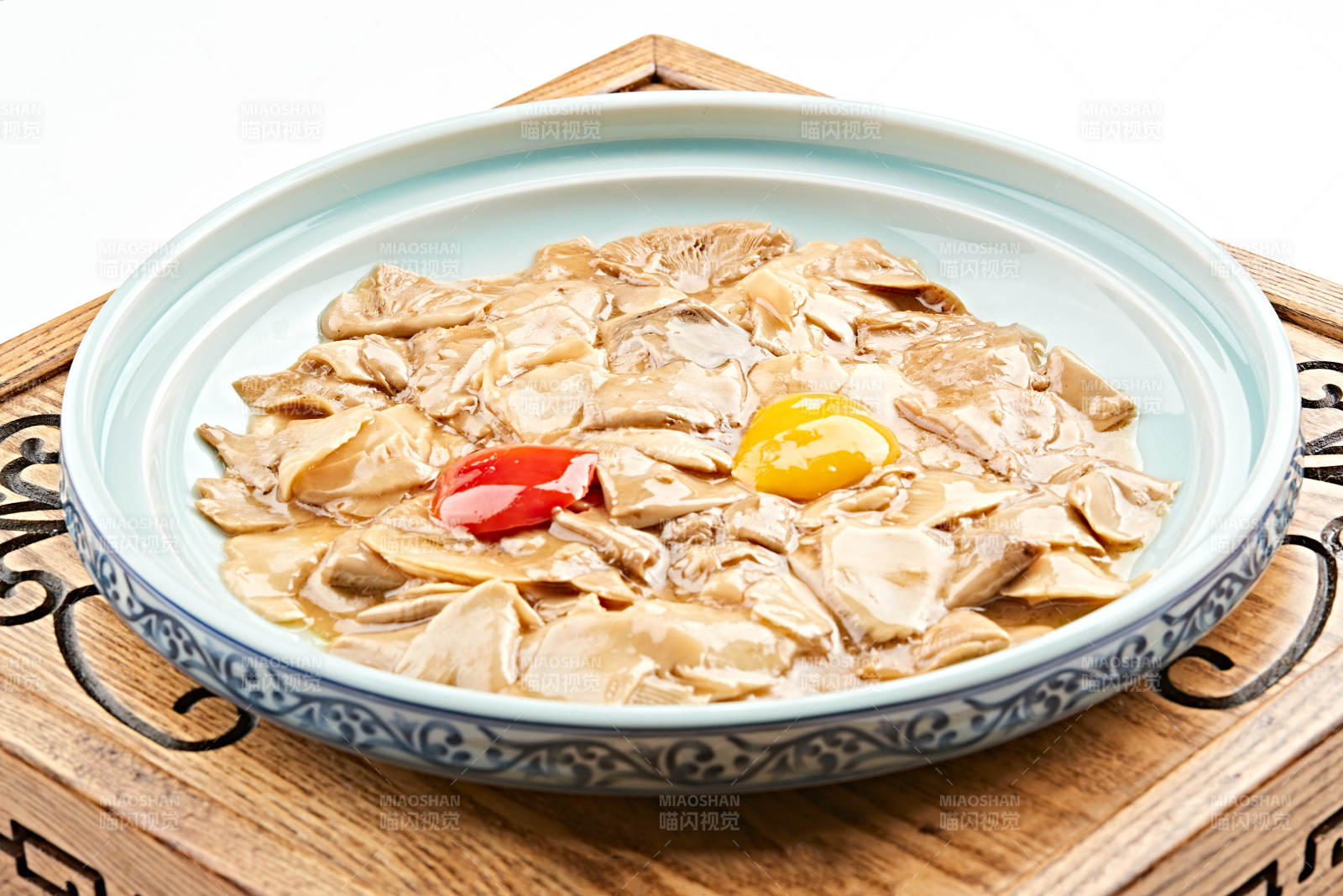 青花瓷盘装的舌尖美食烩南北图片