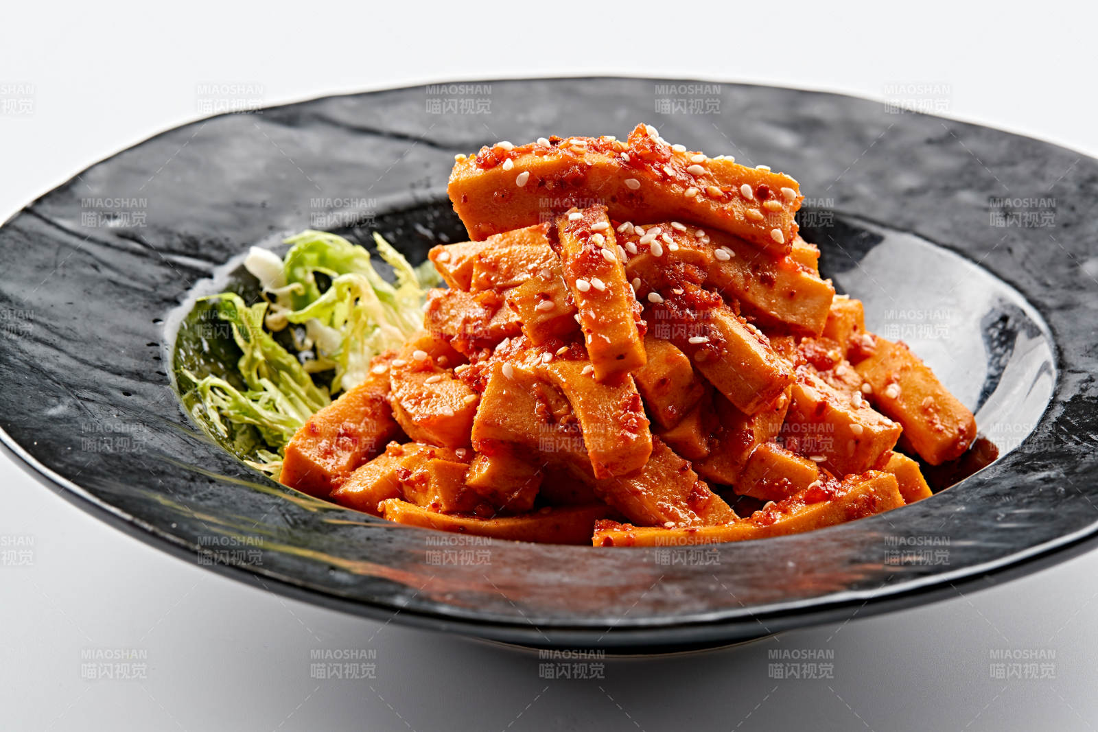 黑色餐具装的秘制甜辣杏鲍菇图片