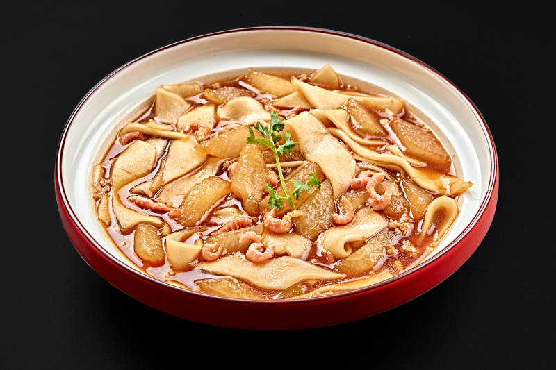 红釉色瓷盘装的海米冬瓜炖宽粉图片