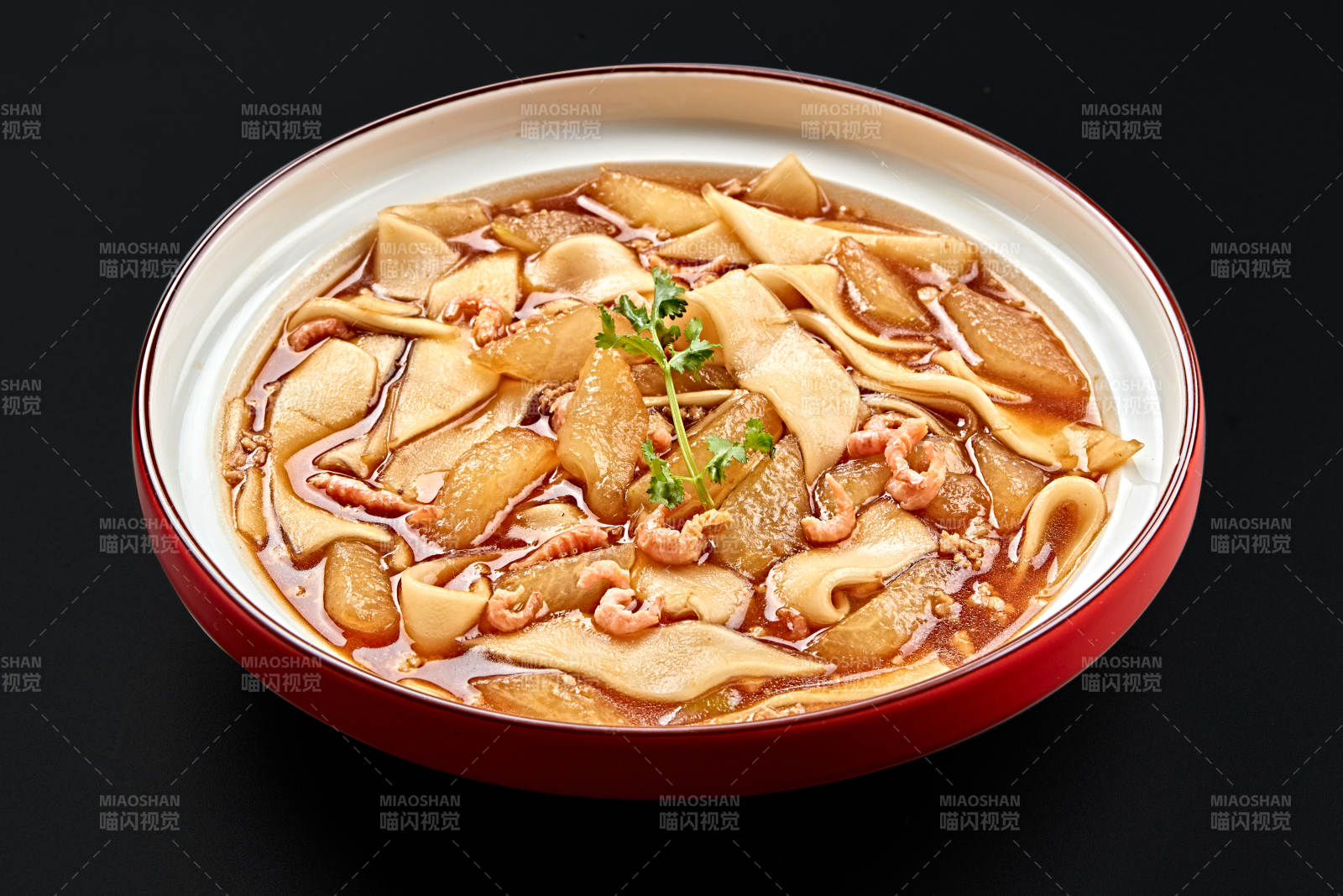 红釉色瓷盘装的海米冬瓜炖宽粉图片