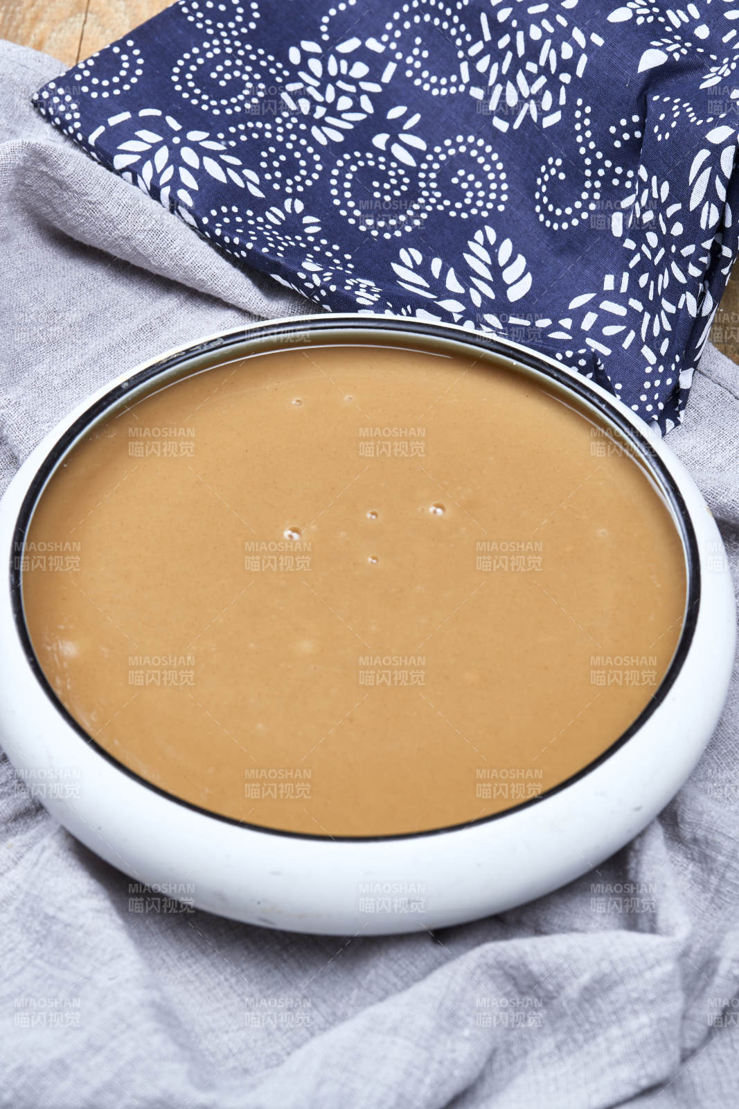 瓷盆装的冲泡熟的豆面糊糊图片