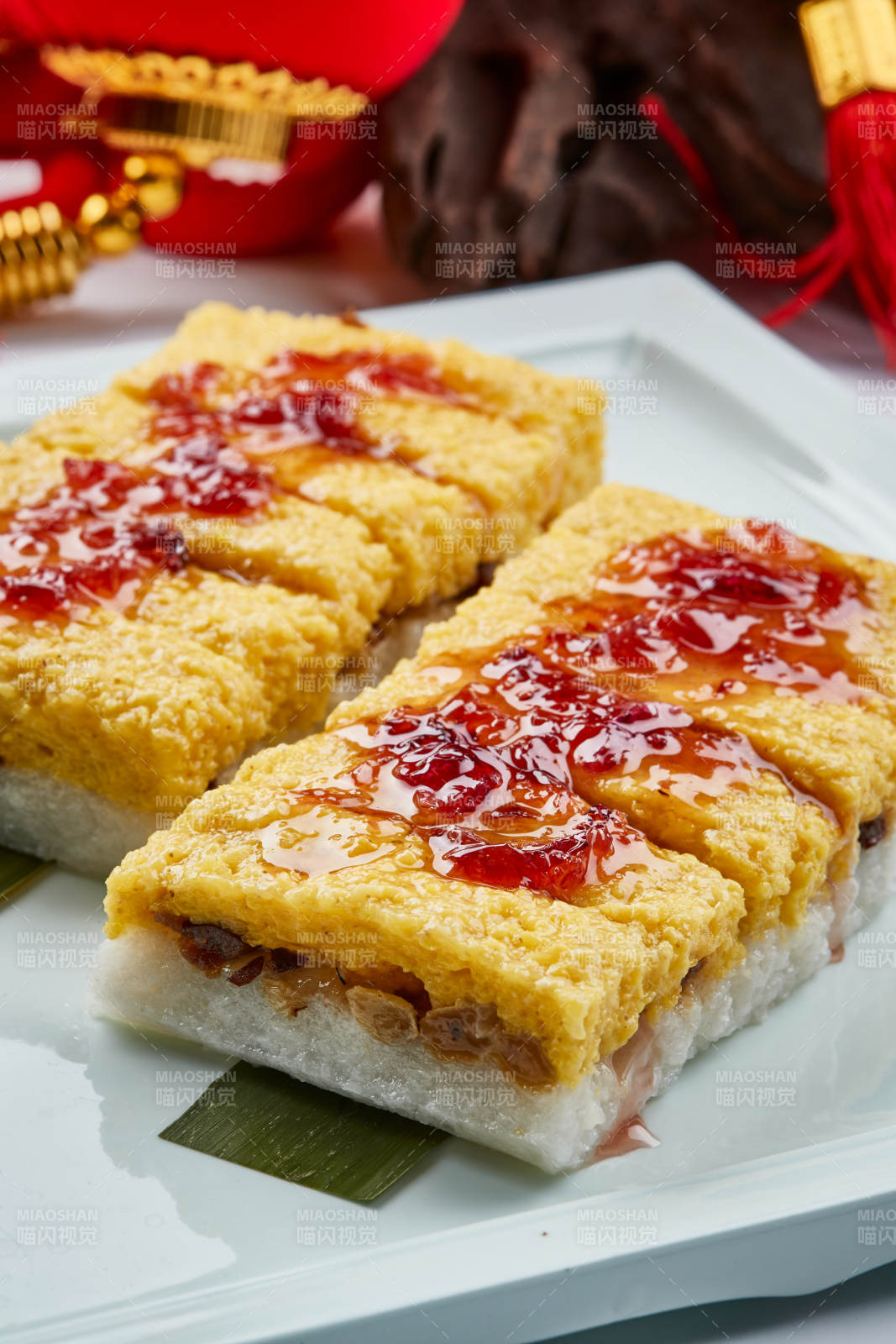 青瓷餐具装的黍米糯米双色果仁蒸糕图片