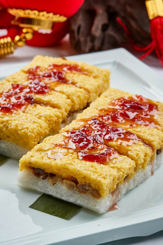 青瓷餐具装的黍米糯米双色果仁蒸糕图片