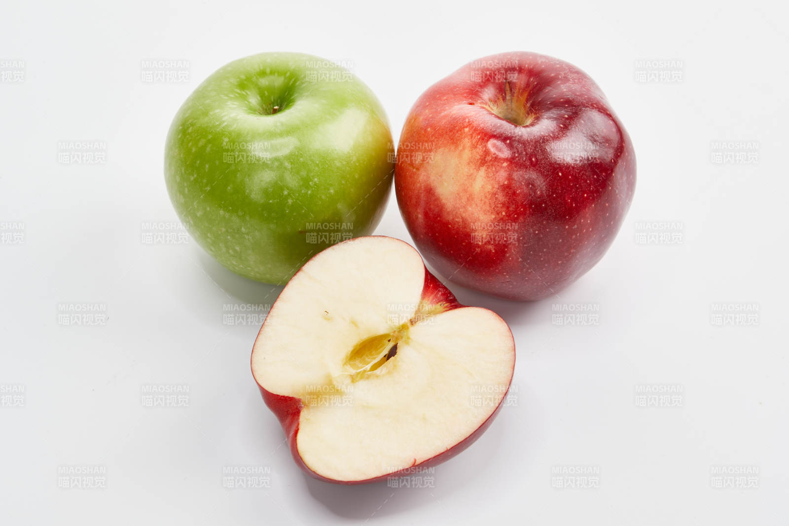 白色背景上摆放的新鲜苹果图片