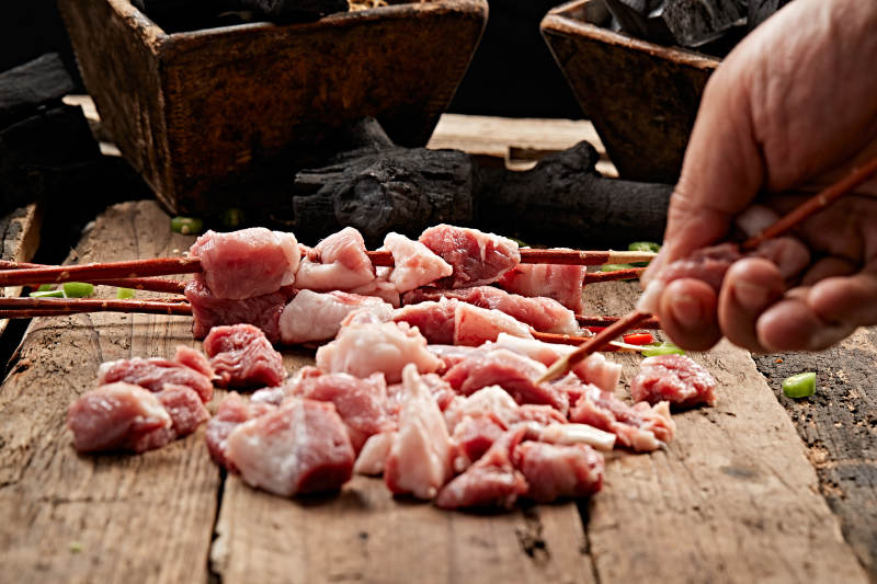 生鲜羊肉穿制的新疆红柳枝羊肉串图片