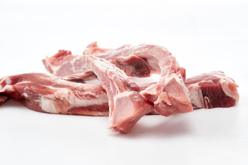 白色背景下的生鲜猪肋排图片
