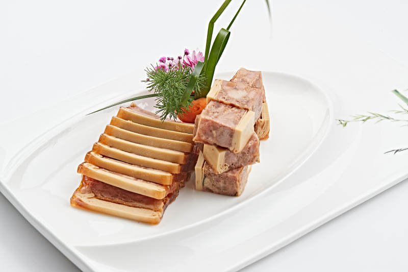 白色瓷盘装的熏豆皮压熏肉图片