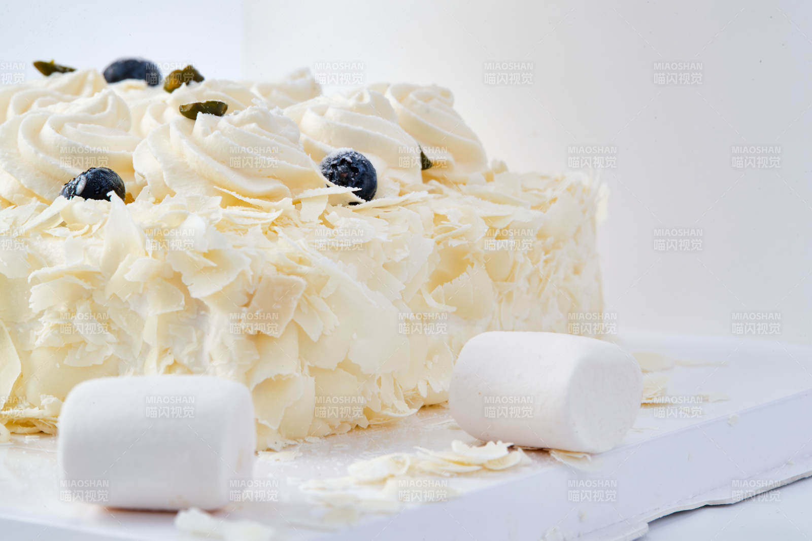 蓝莓白巧克力鲜奶慕斯榴莲蛋糕图片