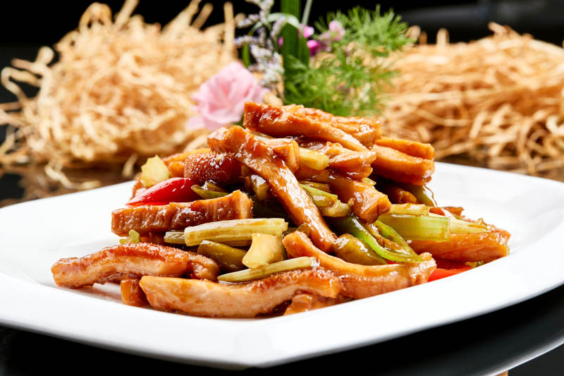 白色瓷盘装的香辣西芹猪肚丝图片