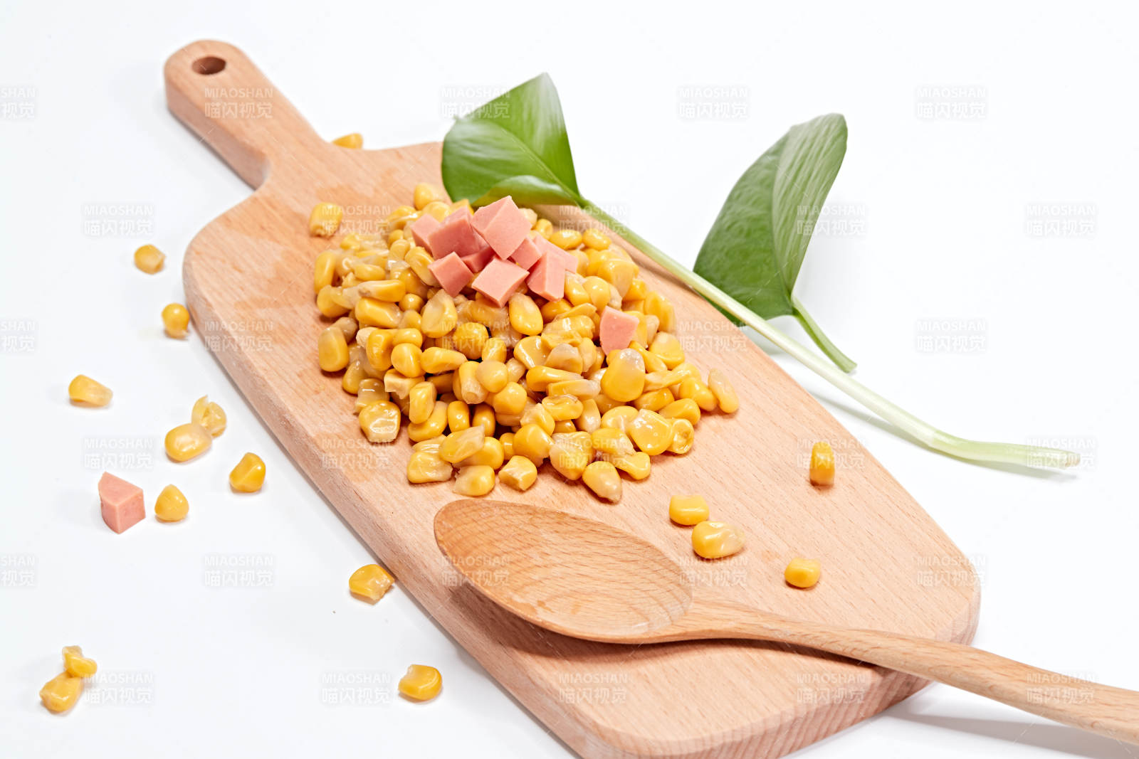 白色背景上的甜玉米粒图片
