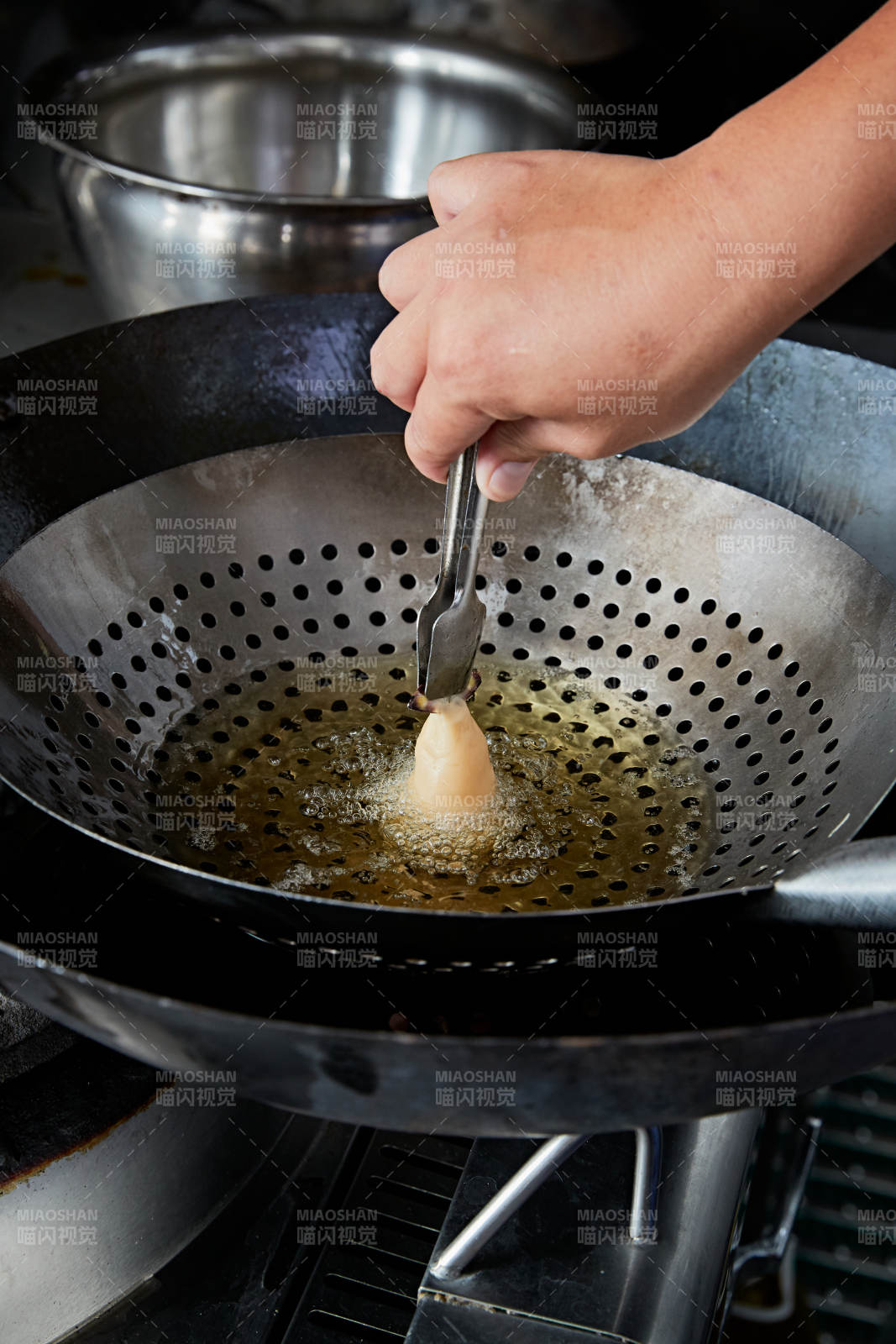 人与食物紧张忙碌的中餐厨房图片
