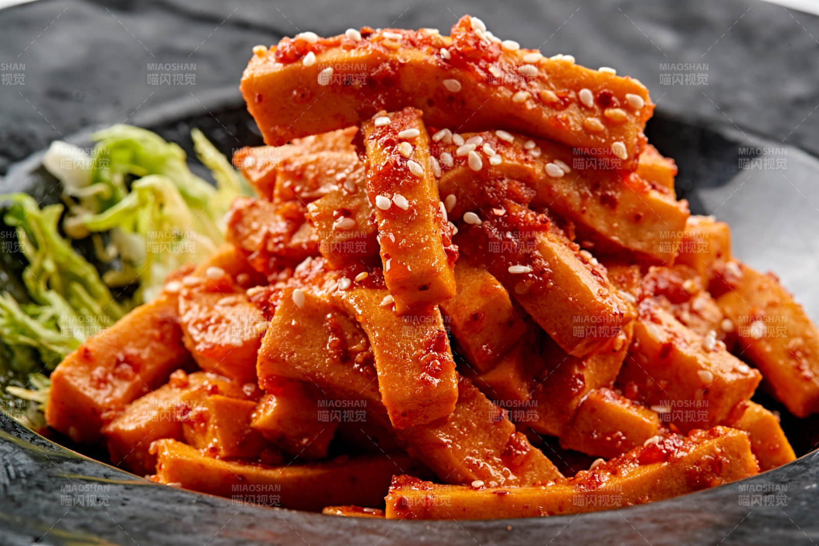 黑色餐具装的秘制甜辣杏鲍菇图片