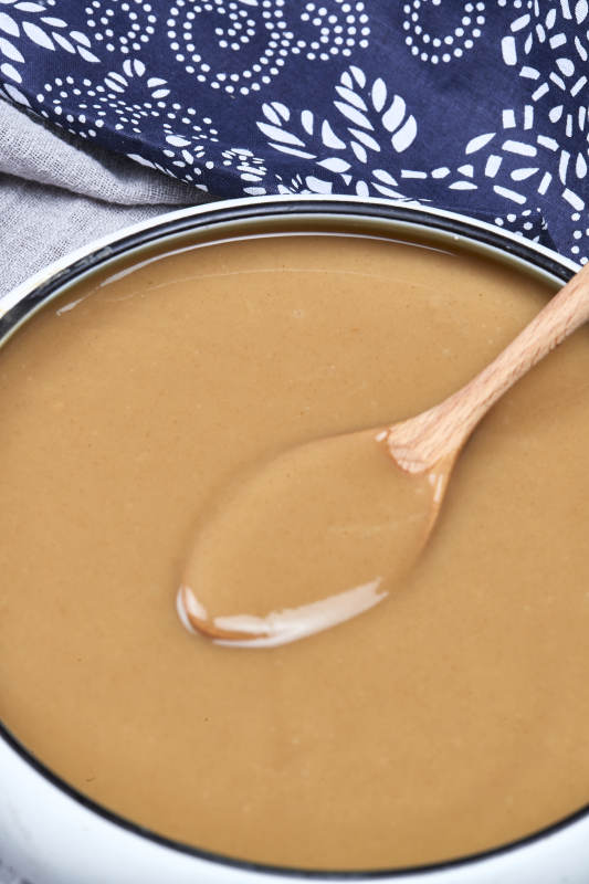 瓷盆装的冲泡熟的豆面糊糊图片