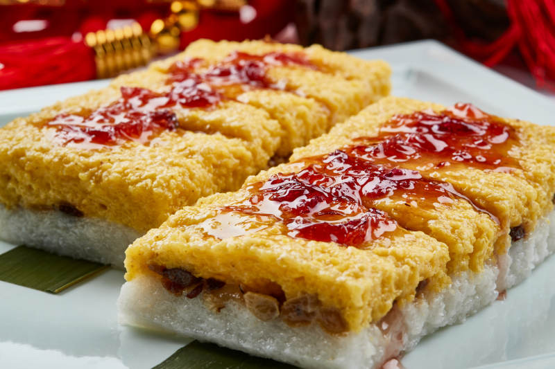 青瓷餐具装的黍米糯米双色果仁蒸糕图片