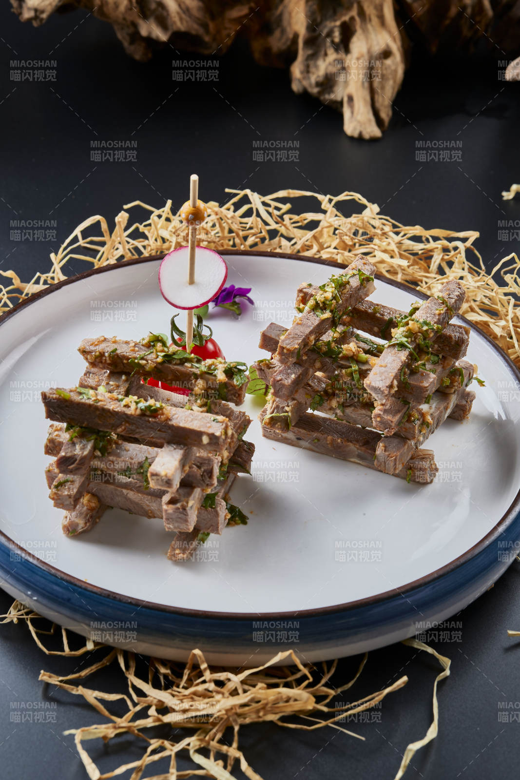 白色圆瓷盘装的蒜香小驴肉图片