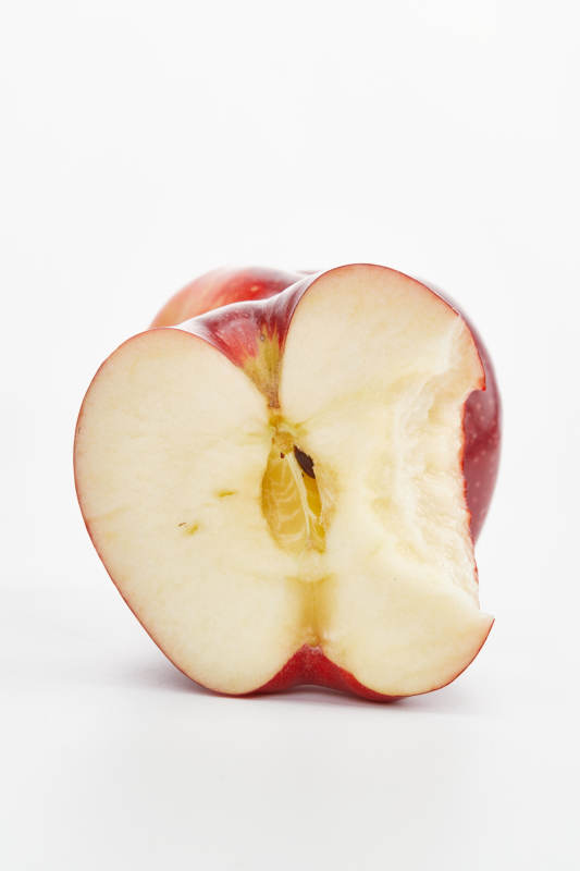 白色背景上摆放的新鲜苹果图片