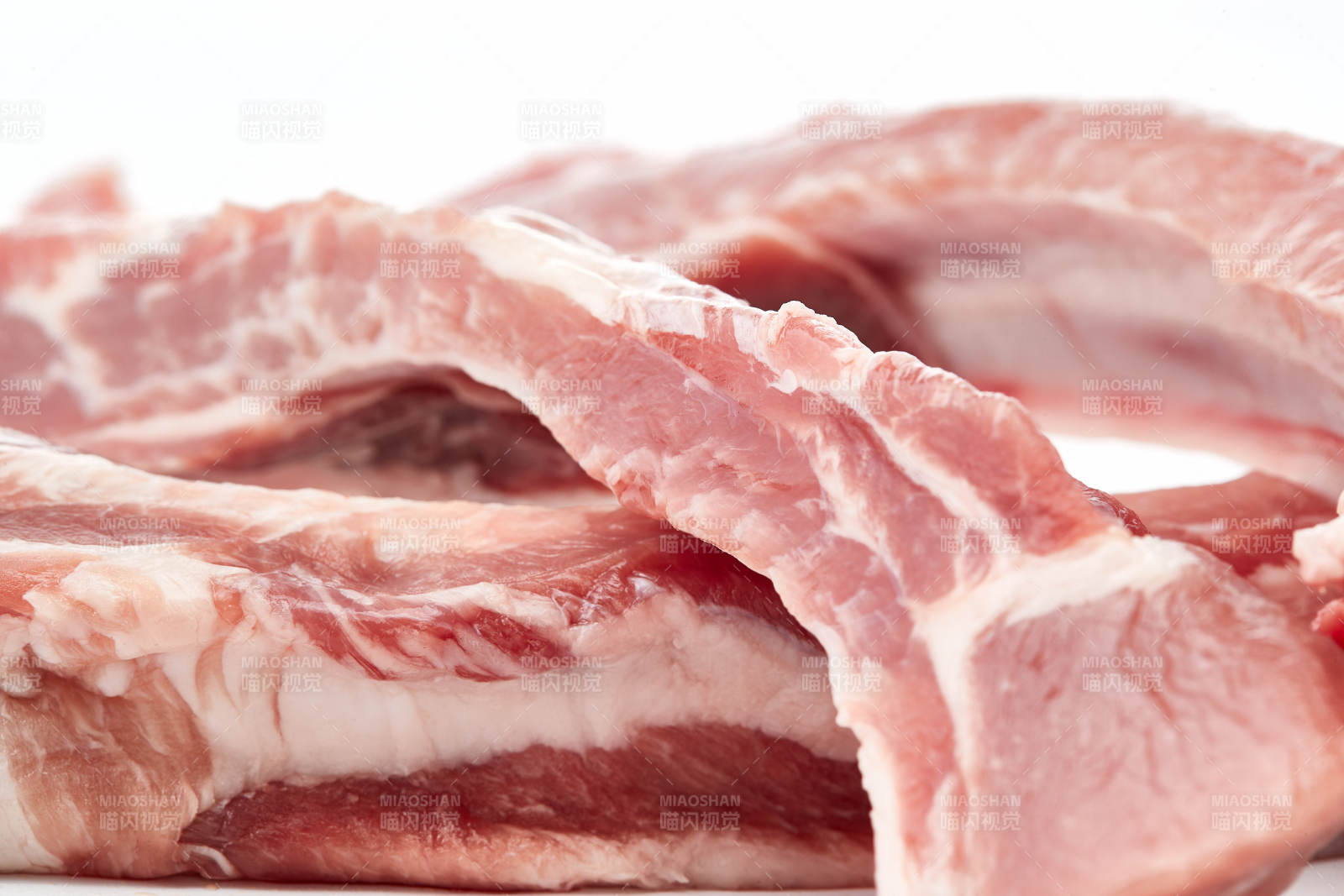 白色背景下的生鲜猪肋排图片