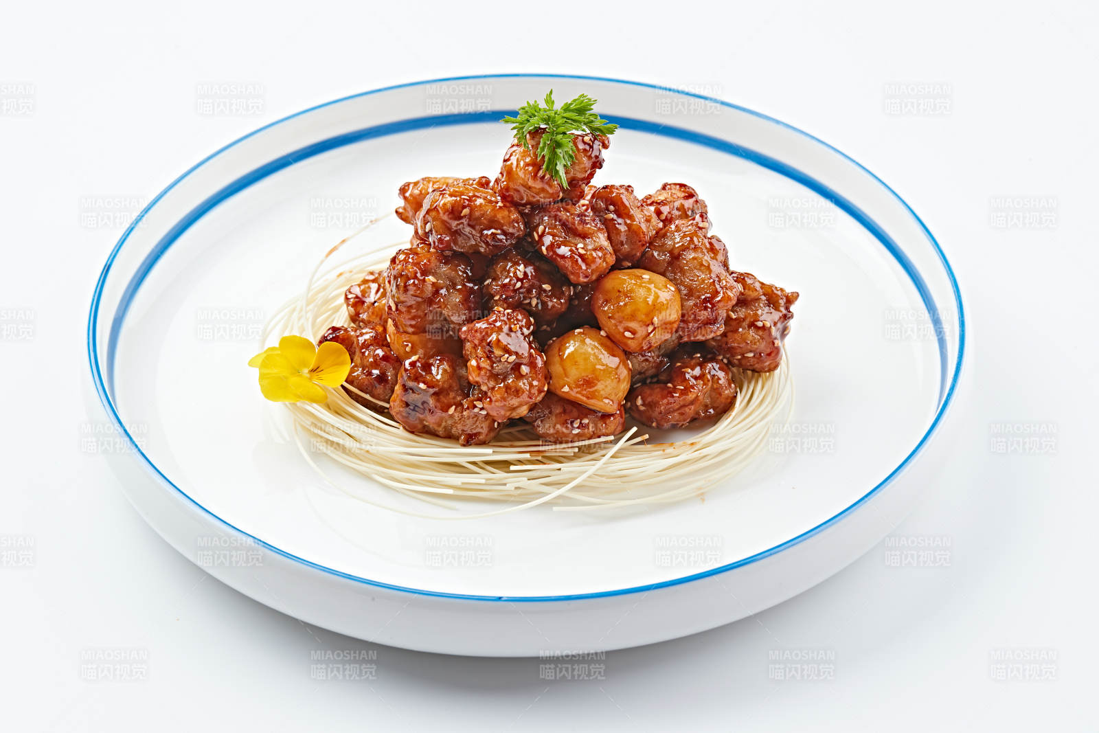 白色瓷盘装的糖醋猪小排图片