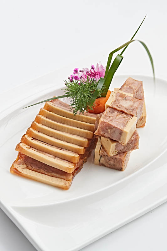 白色瓷盘装的熏豆皮压熏肉图片