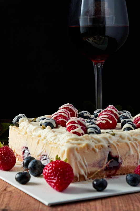 蓝莓树莓鲜奶慕斯蛋糕图片