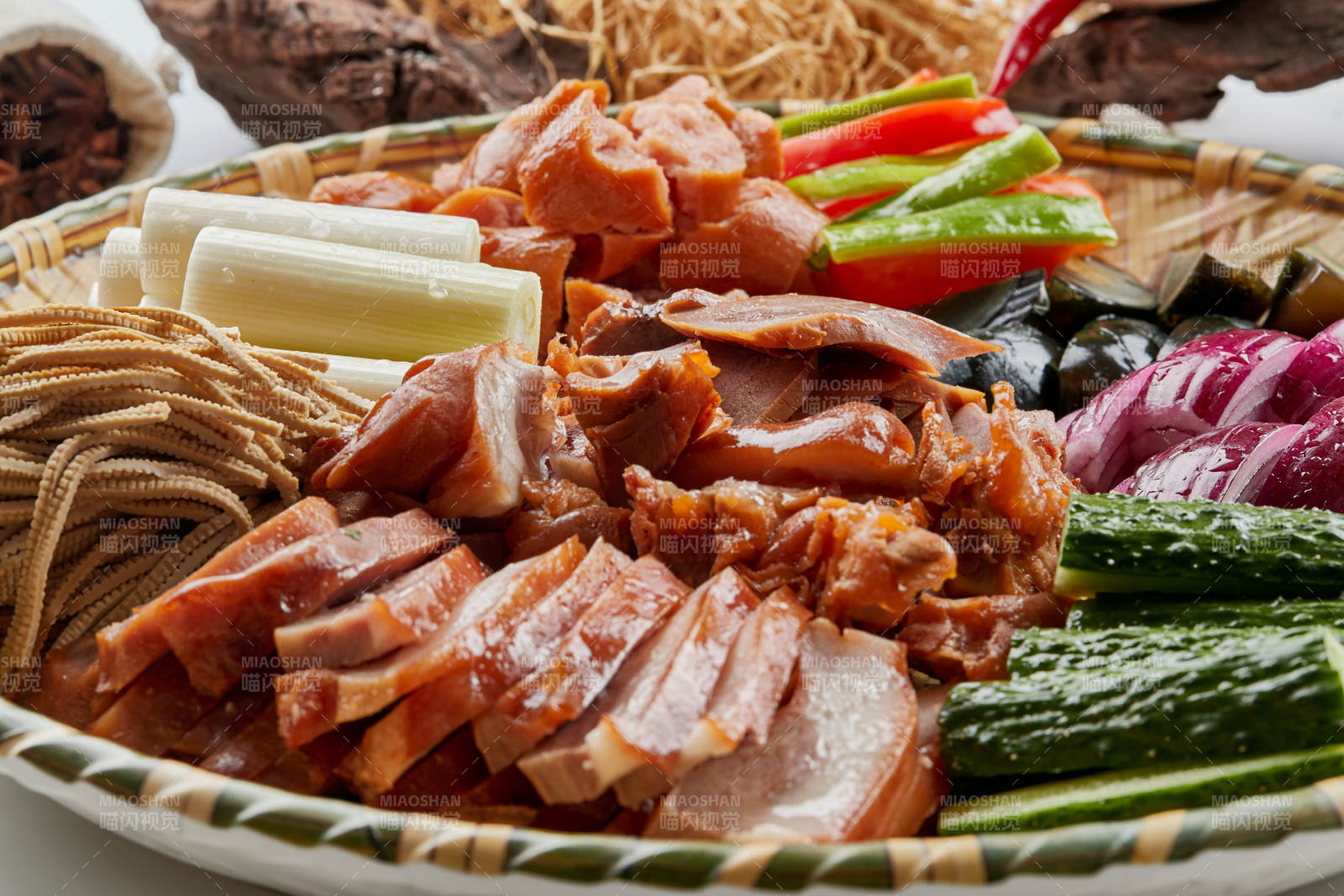 竹制笸箩装的农家大丰收图片