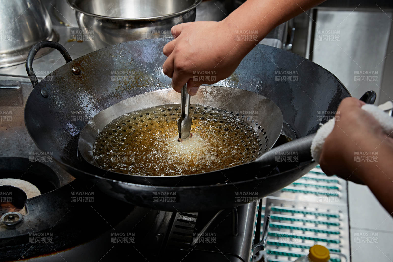 人与食物紧张忙碌的中餐厨房图片