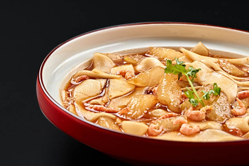 红釉色瓷盘装的海米冬瓜炖宽粉图片