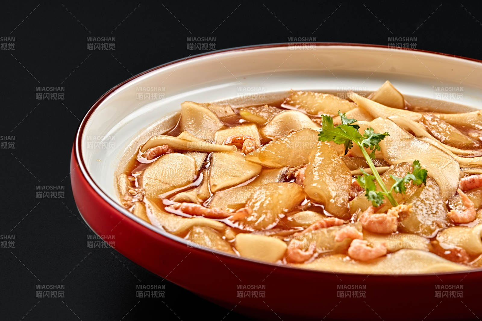 红釉色瓷盘装的海米冬瓜炖宽粉图片