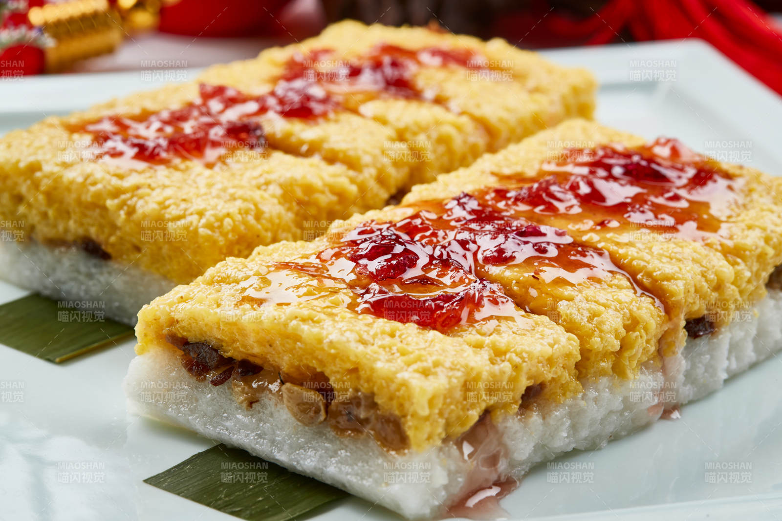 青瓷餐具装的黍米糯米双色果仁蒸糕图片