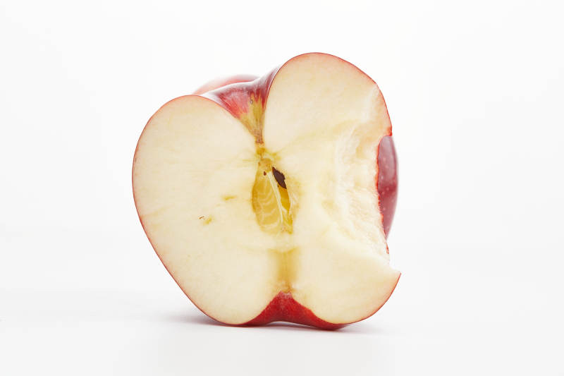 白色背景上摆放的新鲜苹果图片