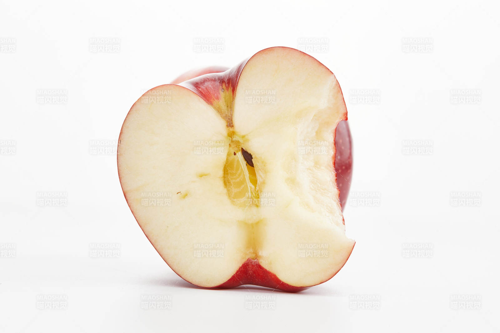 白色背景上摆放的新鲜苹果图片