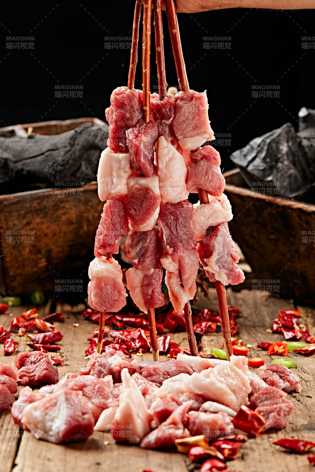 生鲜羊肉穿制的新疆红柳枝羊肉串图片