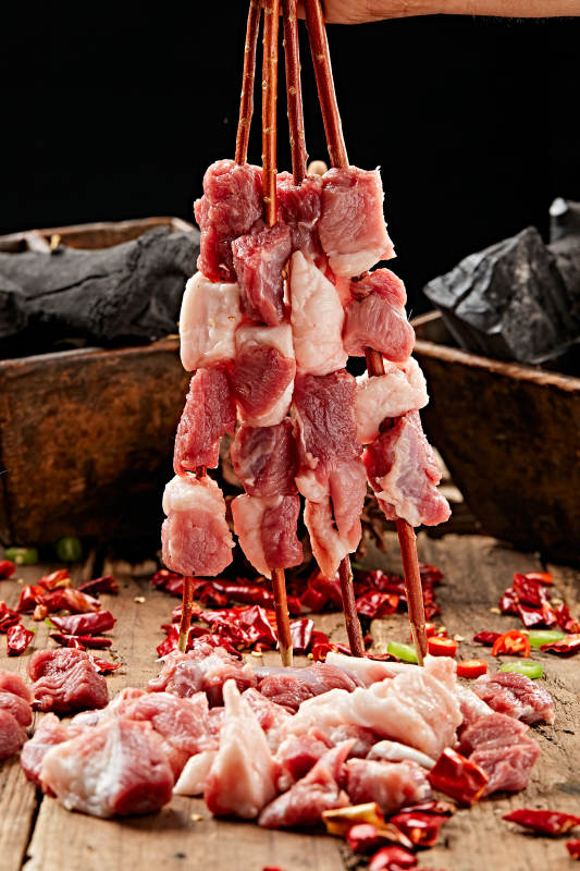 生鲜羊肉穿制的新疆红柳枝羊肉串图片
