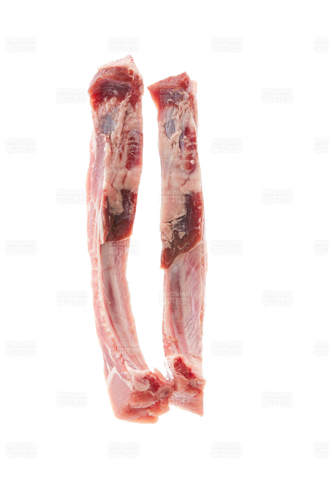 白色背景下的生鲜猪肋排图片